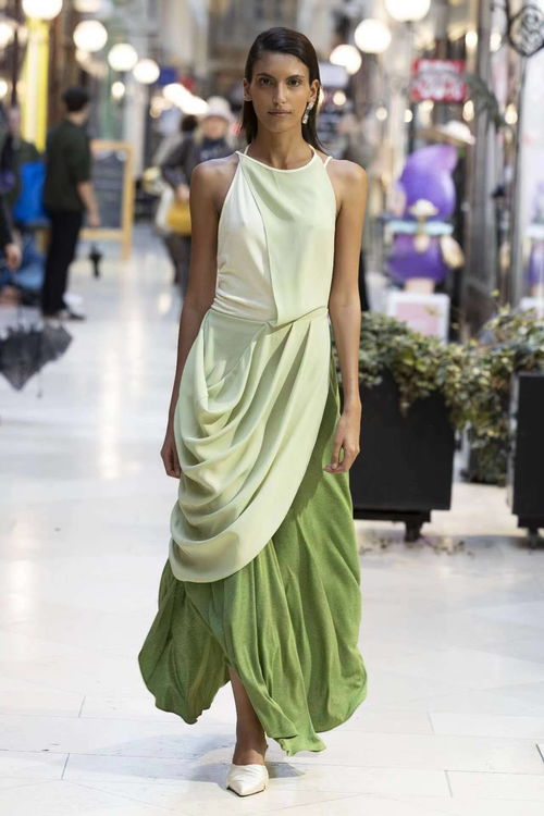 石獅籍服裝設(shè)計師作品亮相巴黎時裝周