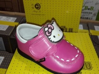 低價(jià)批發(fā)各大知名品牌尾貨童鞋 成都服裝、鞋帽、箱包及日用百貨一站式采購(gòu)指南